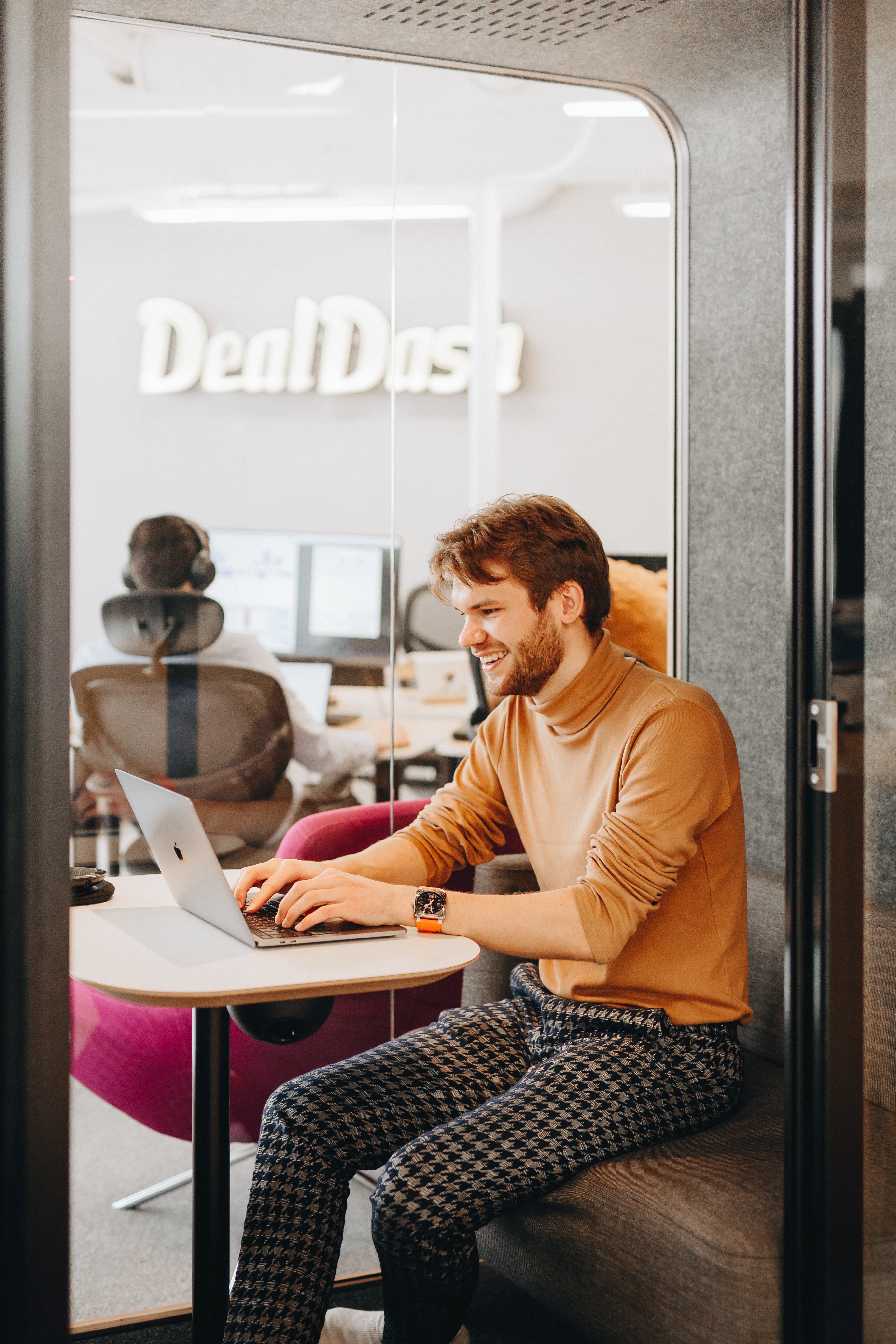 Exceptional service in half the time: How DealDash accelerates customer service with Front